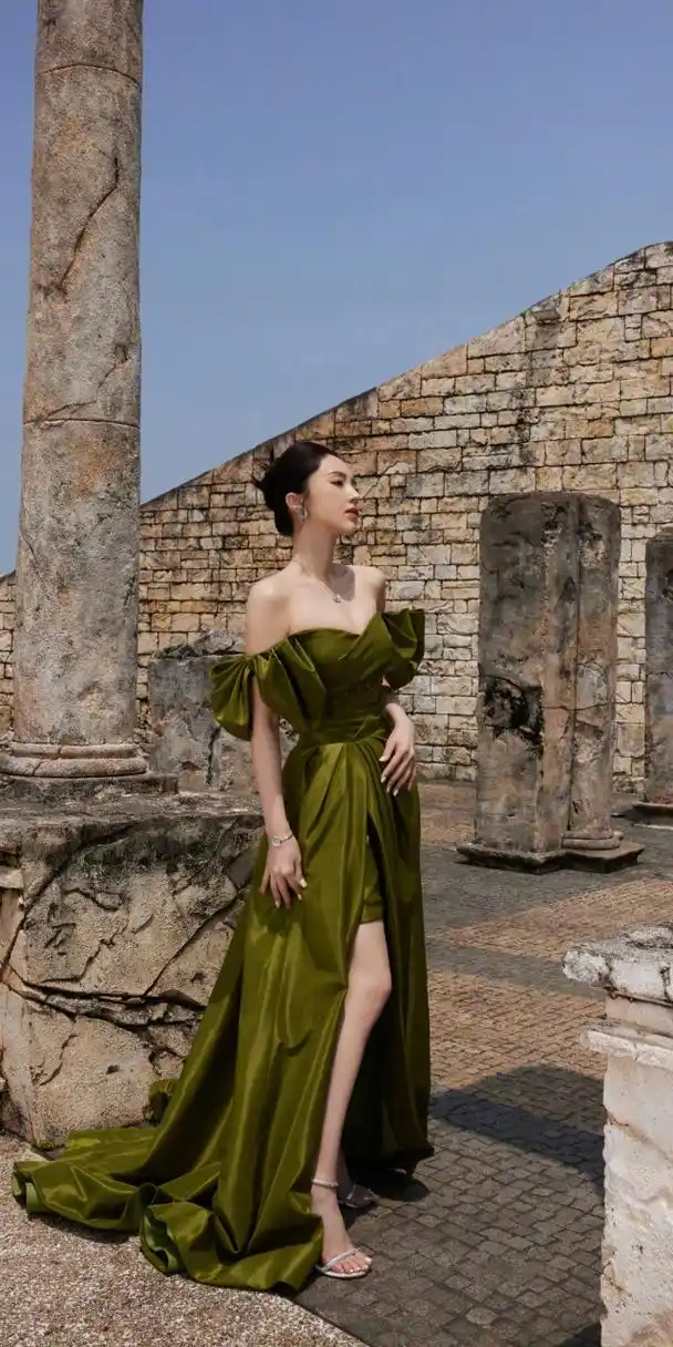 董璇绿意鎏光造型,绿色抹胸裙高级感写真壁纸