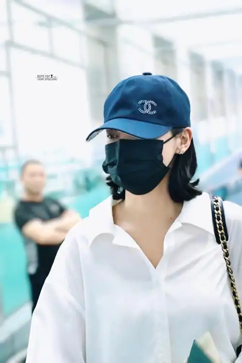 辛芷蕾机场街拍,白衬衫配工装裤率性洒脱!