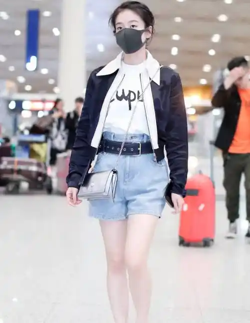 张雪迎下身搭配的是浅蓝色的牛仔短裤,显得双腿非常白,但是这条裤子有