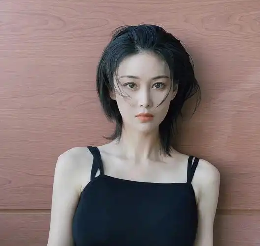 张馨予和军人老公逛街!她一袭豹纹裙曲线明显,老公穿得像大学生