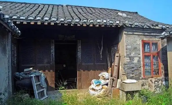 农村没人管的老房子,为何没过几年就成危房?老农说出了原因