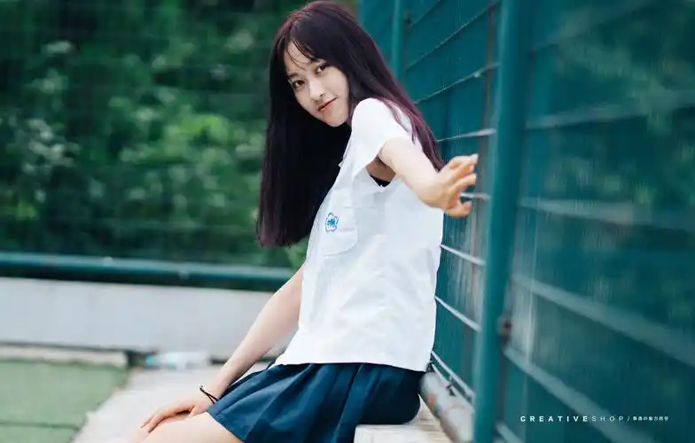 可爱的校服女生