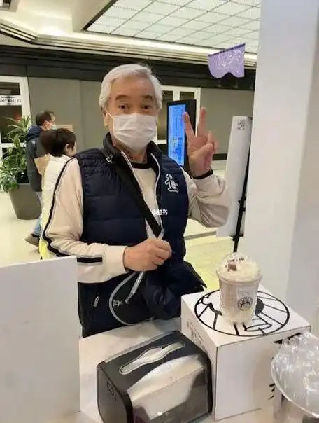 78岁香港知名演员重庆吃海底捞被偶遇,网友竟认错是另一位老戏骨