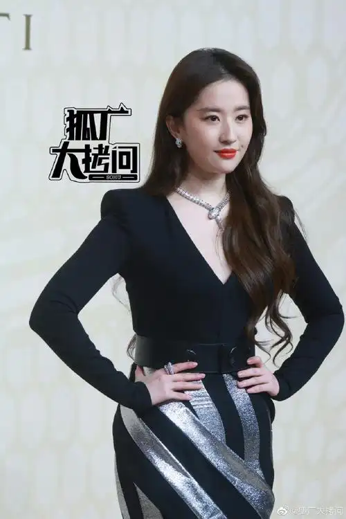 刘亦菲深v条纹裙##刘亦菲黄色抹胸长裙