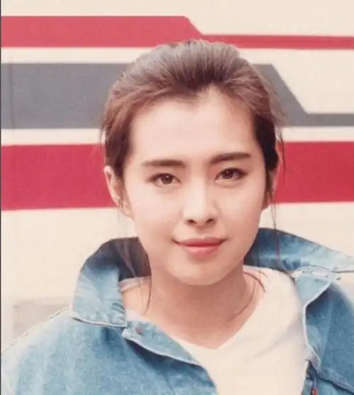 56岁王祖贤罕见露面穿纱裙又高又美就是嘴凸太影响颜值