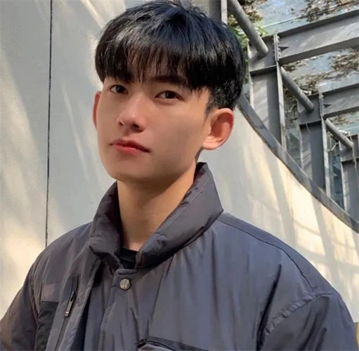 清爽利落的碎盖头发型,无论是学生党还是上班族都能驾驭,特别有氛围感