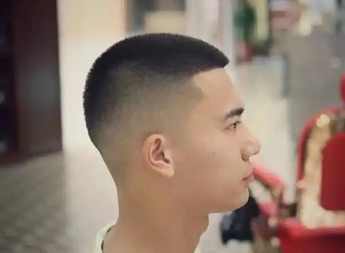 看起来更加的清爽一些,而且这种发型很看脸型,毕竟寸头是很短的头发