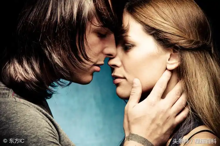 十二星座男与你接吻时,手都放哪里呢!