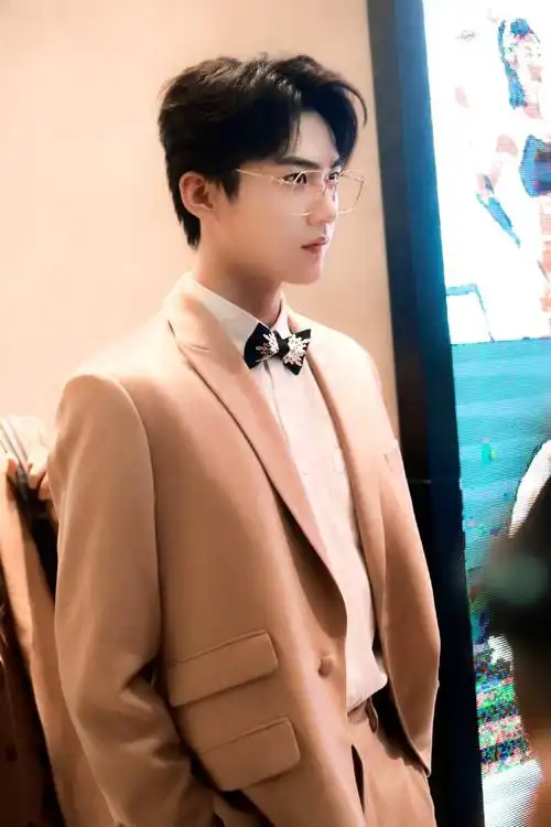 周柯宇粉色西装金丝眼镜黑色领结