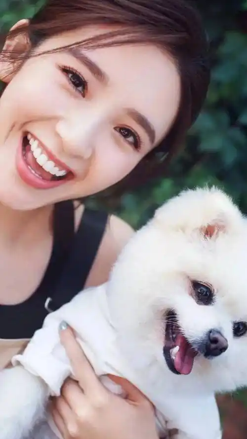 唐艺昕:甜甜的笑,甜甜的美_唐艺昕