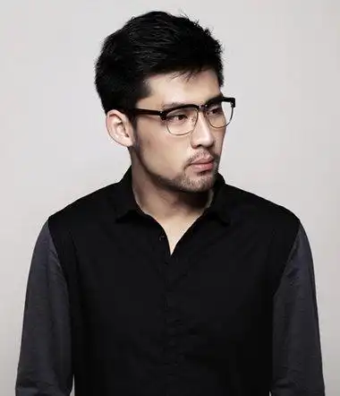 上面头发长旁边头发短的发型叫什么 上面头发长两面短发型