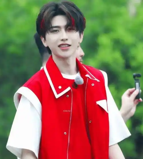 《奔跑吧9》下血本!请来四大女神同台,我却在意蔡徐坤的挑染发色