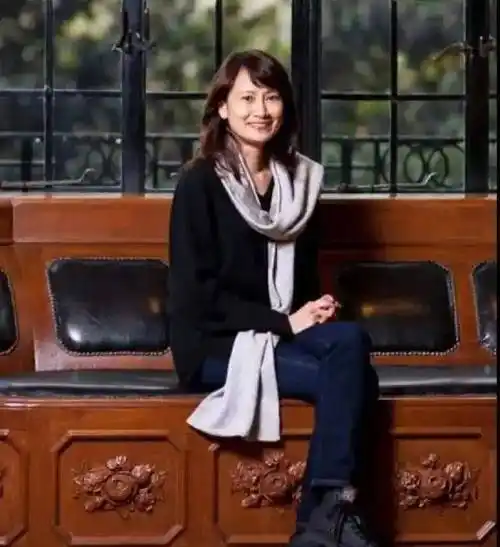 转眼到了九十年代末,《锵锵三人行》筹备期间,凤凰卫视的曹景行就邀请