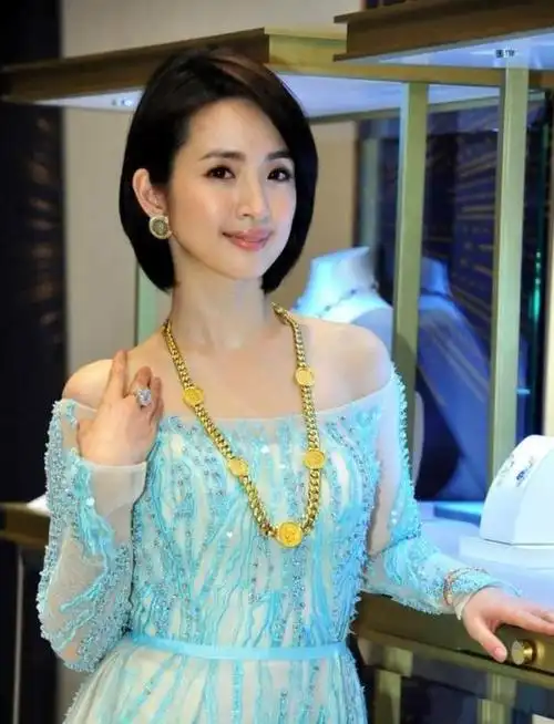 林依晨也是够了,剪蘑菇头穿绑带裙,造型意外翻车有些尴尬|短发|发型