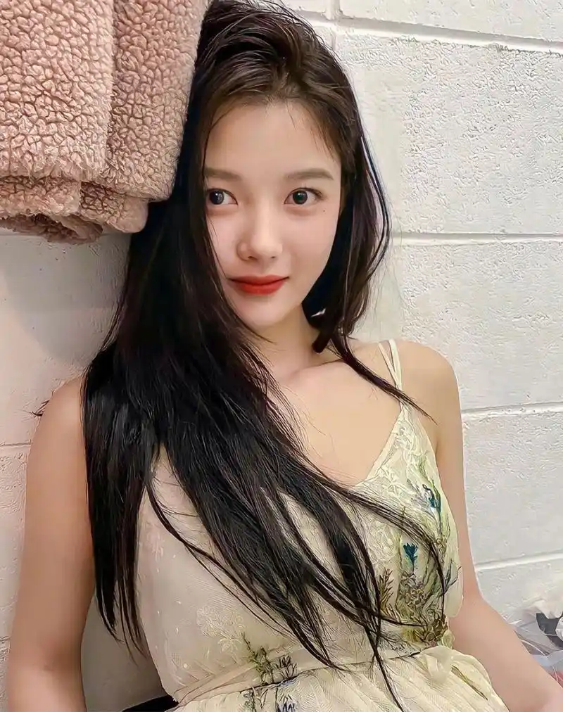 韩国女星金裕贞,长相不算精致却美丽大方