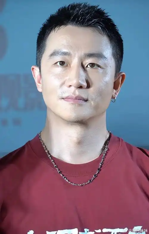 黄轩怼脸生图,皮肤状态好真实啊,微微低头抿嘴,一看就是自律达人!