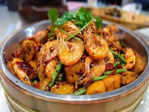 「招牌香锅海虾」铺上一层厚厚的黑米,切开一个个冬蟹腿肉,整齐地摆放