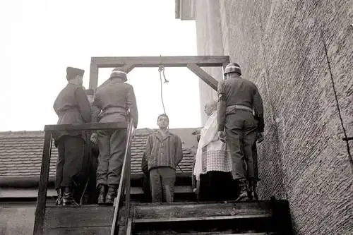 老照片记录纳粹战犯被处死瞬间,有的被绞刑吊死,有的被开枪击毙