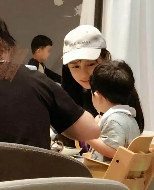 黄晓明带娃出行,被媒体拍到了,画面中黄晓明全程低头玩手机,儿子小