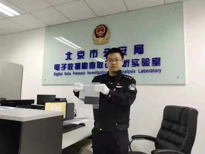 这位"浪漫"网警,为何朋友圈只有两类内容.