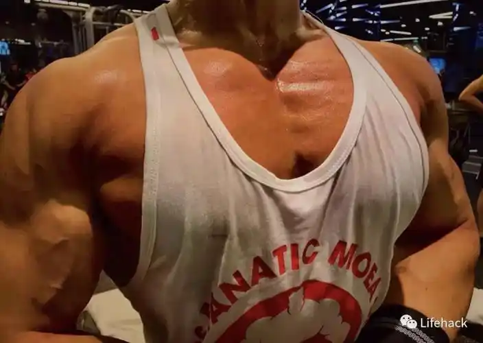 相同衣服穿在肌肉男和普通人身上对比