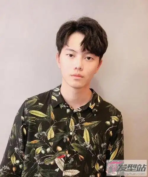 男生千万不要跟风中分复古潮味中分发型随手拨都有型