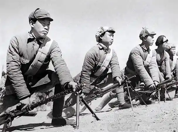 百团大战中,一发子弹从陈锡联胳膊和身体间穿过,击中政治部主任