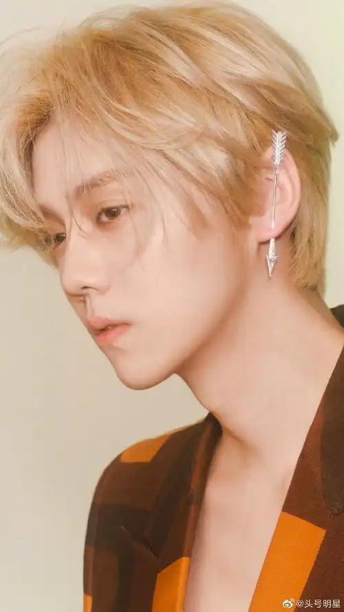 鹿晗红秀12周年封面