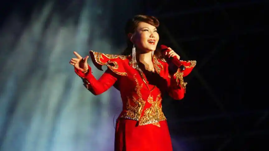 乌兰图雅一首草原上升起不落的太阳豪迈的歌声太动听听醉了