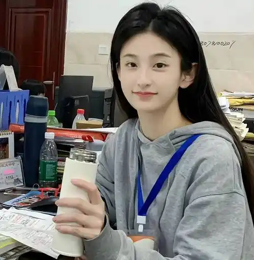 广西一中学女老师火了,长相甜美还有小"虎牙",网友看了都心动_教学