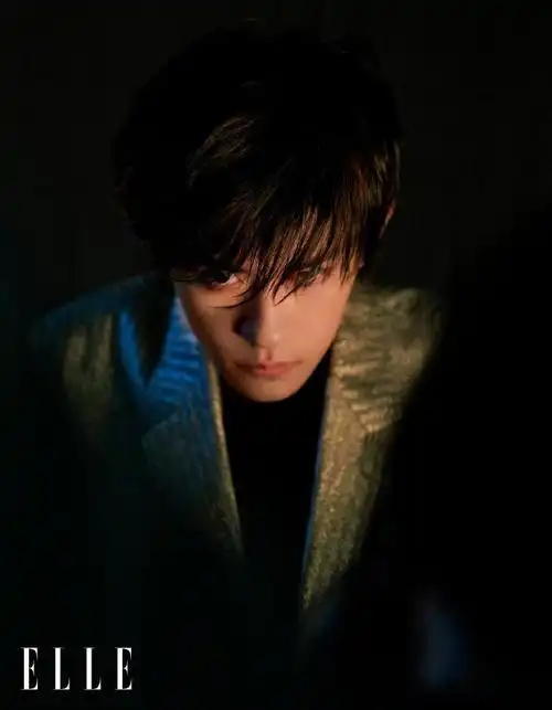 易烊千玺 | elle 3月刊封面 我天呢玺子哥这个眼神故事感满满……
