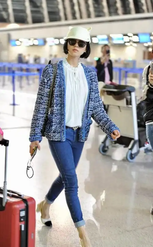 吴奇隆小娇妻刘诗诗真时髦牛仔衣a字裙好养眼优雅气质超有范