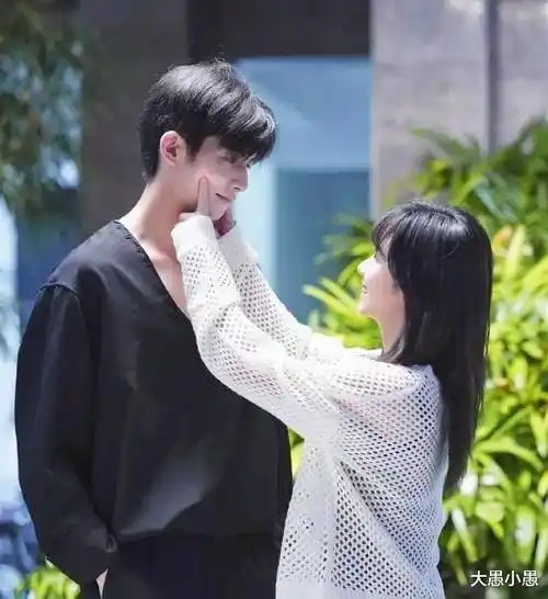 谭松韵与宋威龙拍吻戏,23cm身高差靠"垫砖",难怪男方腰疼_感觉_造型