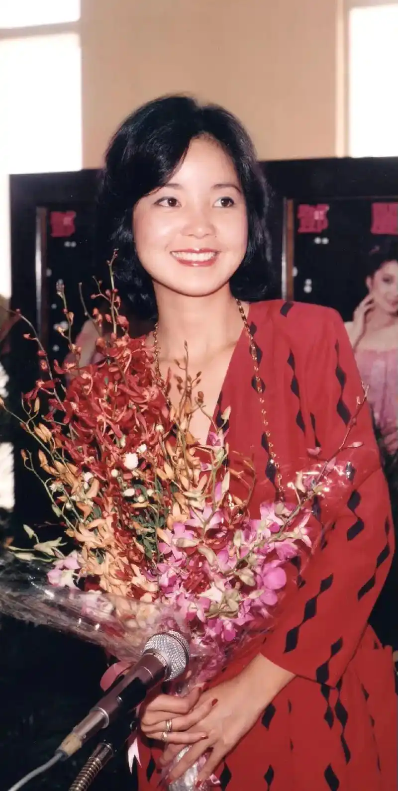 邓丽君 1980年10月8日在香港 - 抖音