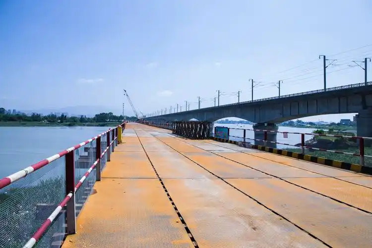 (图)五公司新建福厦铁路项目部钢栈桥主桥顺利完工