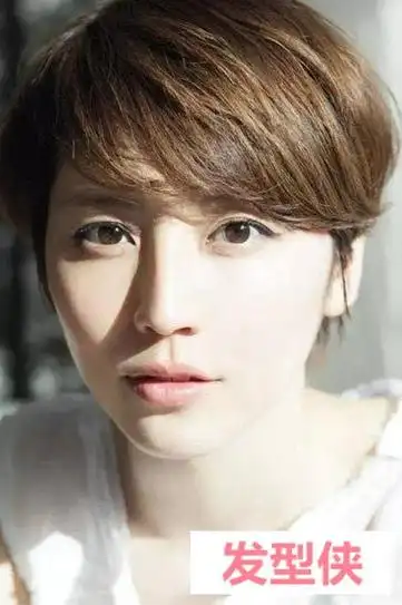 女生剪齐刘海露耳短发美度倍增 时尚露耳短发必须把握的方法 -发型侠