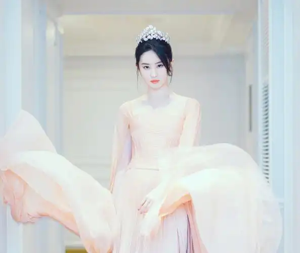 刘亦菲身穿粉色丝裙头戴皇冠是仙女本仙没错