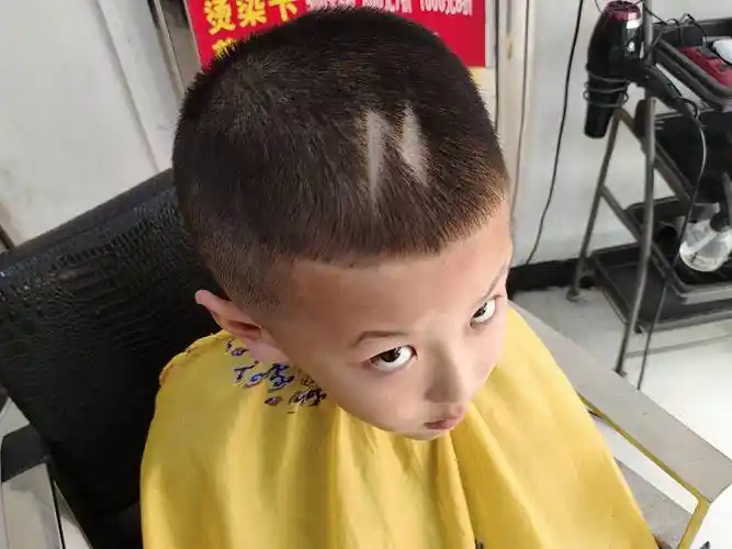 小男孩发型别乱剪,想帅看看这几款,精神时尚还有型_头发_造型_头顶