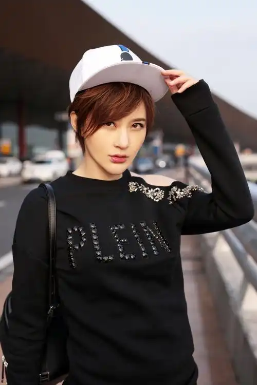 王子子启程东京电影节不惧低温大秀美腿