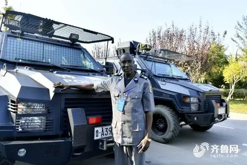 非洲阿sir在济南上路执勤还帮老人过马路