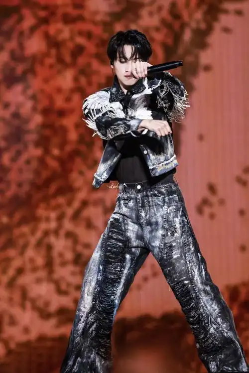 严浩翔超话#严浩翔炸场#    宽肩窄腰    @时代少年团-严浩翔