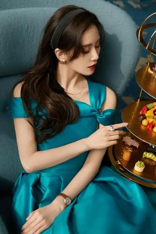 34岁刘诗诗太惊艳穿宝蓝色礼服长裙白到发光一颦一笑魅力十足