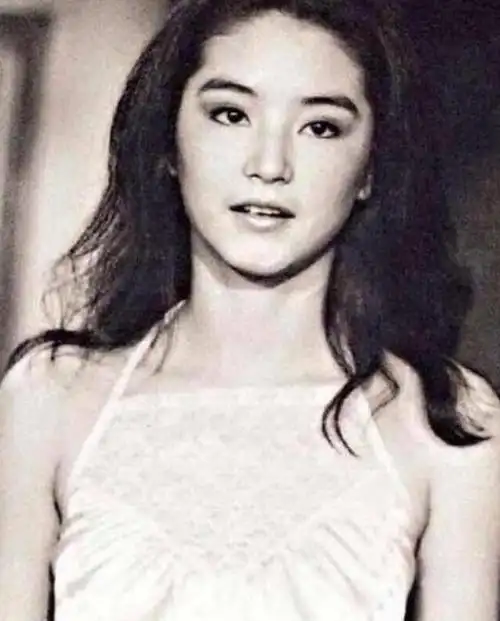 林青霞母亲麻兰英女儿有钱又孝顺她当年为何从12楼一跃而下