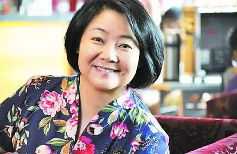 萨日娜出道多年一直没有绯闻,和初恋结婚,到现在也是很恩爱