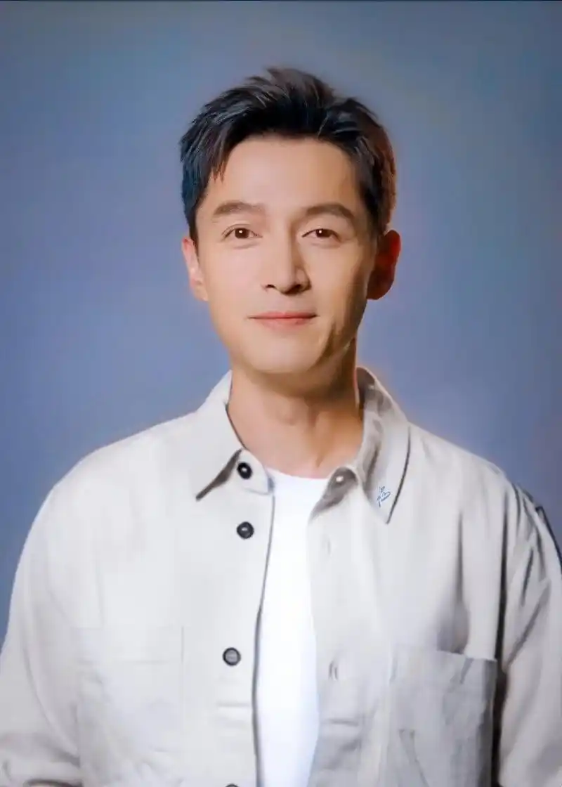 那正是在热搜榜上有名的胡歌啊!这张照片拍得也太好看了吧?