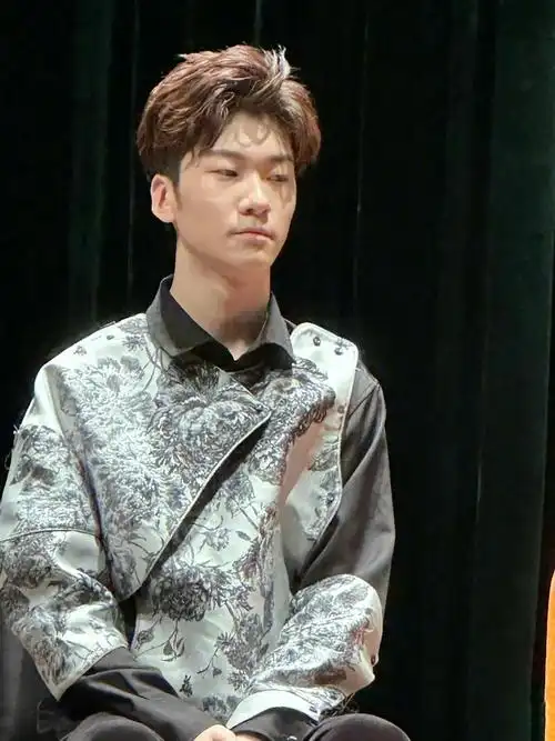 张亮|张亮儿子近照曝光,15岁天天身高超190,跟爸爸长得一模一样