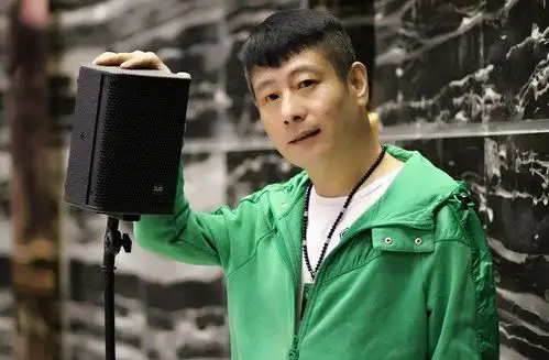 p>高峰,华语男歌手,1969年出生于辽宁沈阳,自1987年考入沈阳青年歌舞