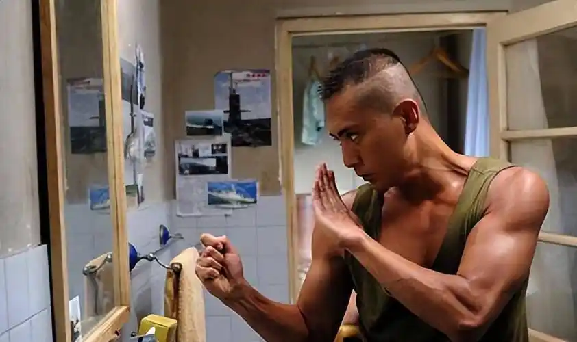 剧中刘烨为了符合硬汉的形象,坚持两个月吃鸡蛋,牛肉,蛋白粉,吃到想吐