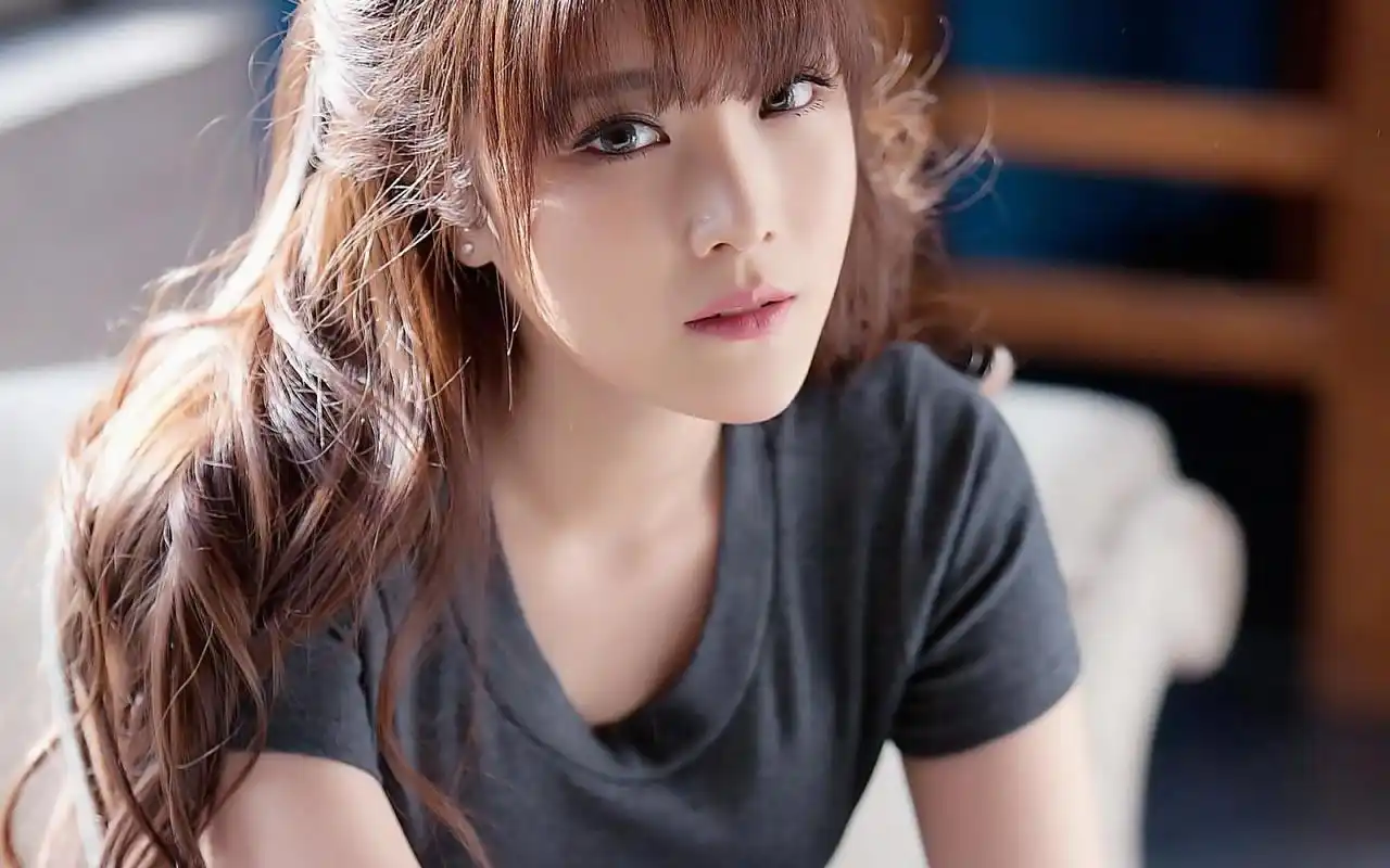 长发迷人养眼美女桌面壁纸高清