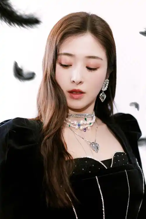 张含韵晒黑天鹅风格写真照穿百褶短裙秀纤细美腿